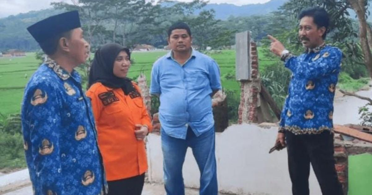 Sekda Sukabumi Bersama DPRD Tinjau Lokasi Longsor dan Salurkan Bantuan Bronjong di Desa Citarik