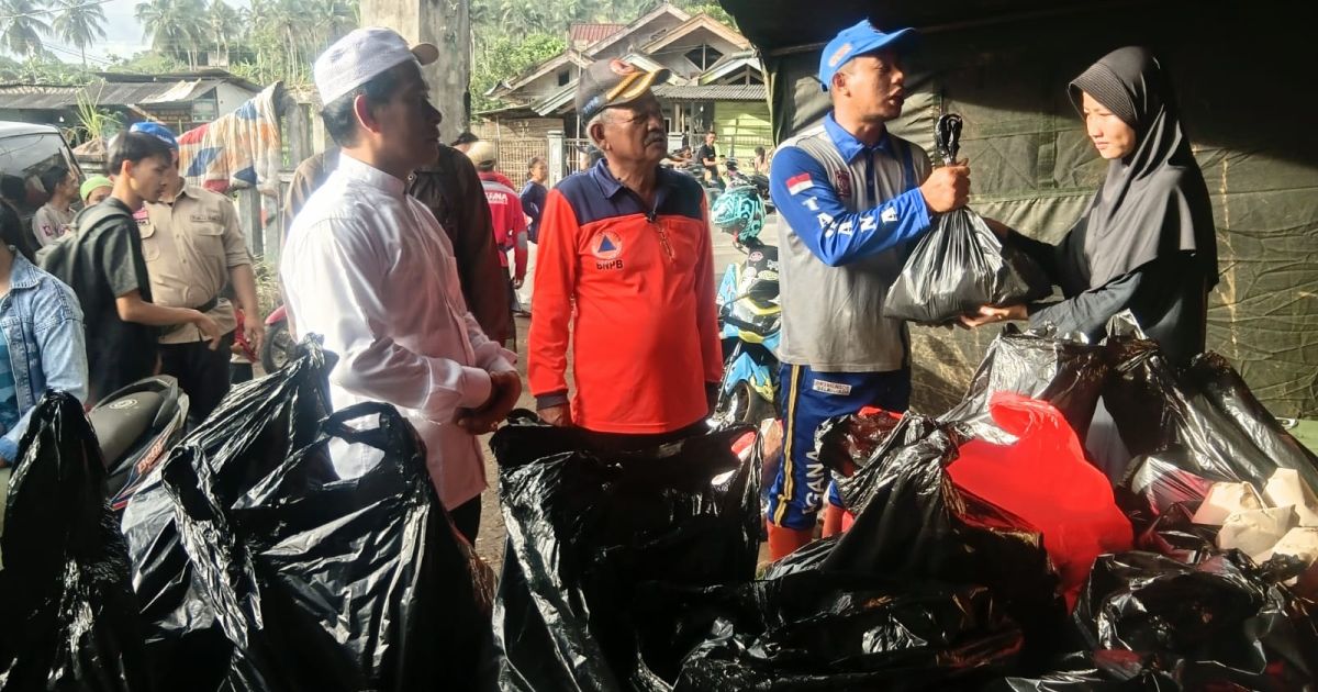 Dewan Junajah Jajah Kunjungi Pos Pengungsian Korban Bencana Pergerakan Tanah di Desa Bantargadung